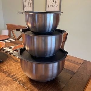 Pampered Chef mixing bowls with lids